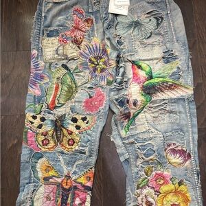 Magnolia Pearl Colorful Embroidered Jeans Pristine cond, Nvr worn, with tags